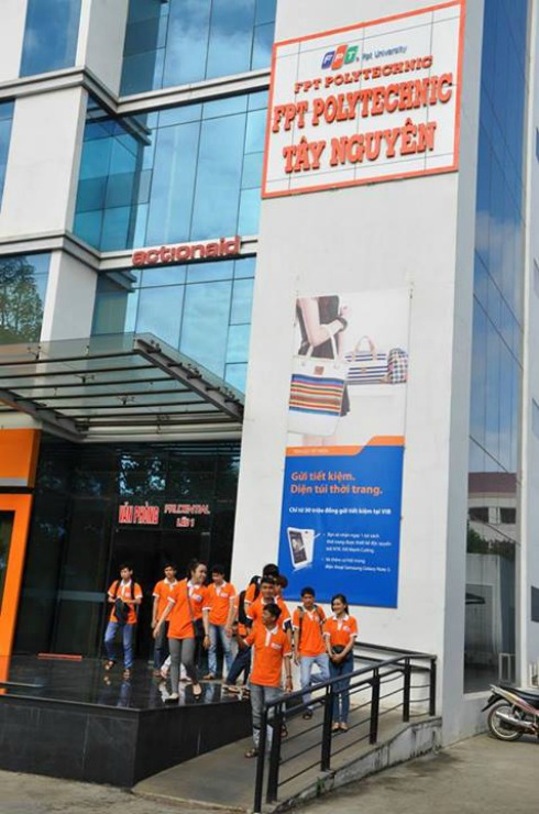 Logo của FPT University, FPT Polytechnic và biển tên FPT Polytechnic Tây Nguyên đã được treo lên, đặt phía dưới tên chủ sở hữu tòa nhà - Ngân hàng Quốc tế chi nhánh Đăk Lăk.