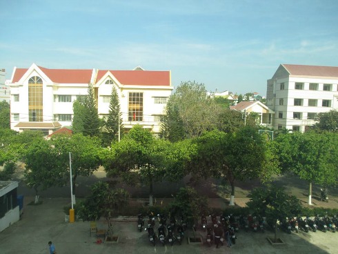 Khuôn viên rộng rãi phía trước và sau tòa nhà cũng là sân chơi lý tưởng để các bạn sinh viên có thể rèn luyện sức khỏe với những môn thể thao như cầu lông, bóng chuyền…