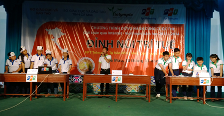 Anh Nguyễn Trung Hậu (giữa), đại diện Ban giám khảo công bố