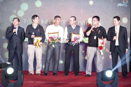 Bốn lãnh đạo được nhận HC Sao Mai FPT gồm có Tiến sĩ Lê Trường Tùng, TGĐ FPT Securities Nguyễn Điệp Tùng, Chủ tịch kiêm TGĐ FPT Trading Trần Quốc Hoài và Chủ tịch FPT Software Hoàng Nam Tiến.