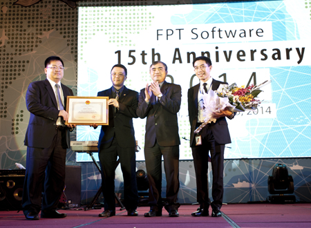 FPT Software đón nhận Bằng khen từ Thứ trưởng Bộ Thông tin - Truyền thông Nguyễn Minh Hồng (thứ hai từ phải sang). Ảnh: Nguyên Anh