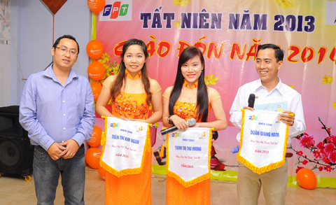 Anh Hoàng vinh danh các cá nhân tiêu biểu năm 2013: chị Trần Thị Kim Ngân, nhân viên phòng kinh doanh; chị Trình Thị Thu Hương, cán bộ hành chính - nhân sự và anh Doãn Giang Nam, trưởng phòng kỹ thuật.