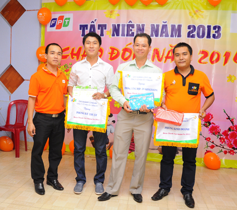 Anh Lê Tấn Thành (trái), Phó GĐ chi nhánh trao phần thưởng cho các tập thể hoàn thành tốt nhiệm vụ năm 2013: Phòng kỹ thuật, Phòng tổng hợp - dịch vụ khách hàng và Phòng kinh doanh.
