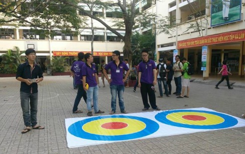 Các đội tham gia phần thi bắn trúng đích với mục tiêu là ba vòng tròn đồng tâm, nhỏ dần vào trong.