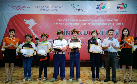 Đại diện Sở Giáo dục trao phần thưởng cho các đội đoạt giải.