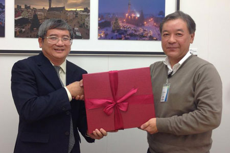 TGĐ FPT Bùi Quang Ngọc thăm các khách hàng thân thiết của FPT Japan trong chuyến công du đầu năm 2014. Ảnh: X.K.