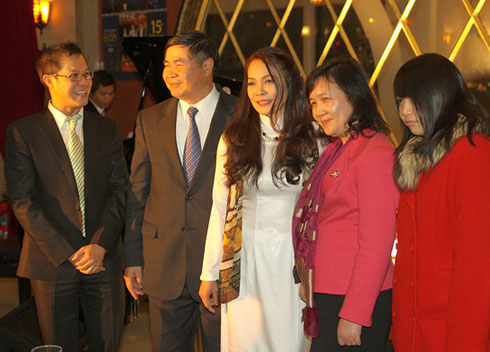 Kết thúc chương trình, Thái Hòa và Hồng Hạnh vui vẻ giao lưu với mọi người, trong đó có gia đình Đại sứ Việt Nam tại Nhật Bản - ông Đoàn Xuân Hưng.