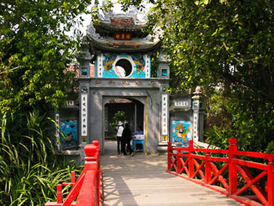 đền Ngọc Sơn (viên ngọc của Hồ Gươm). Trái tim của thủ đô Hà Nội, nơi thờ vị tướng Trần Hưng Đạo và cụ rùa của Hồ Hoàn Kiếm.