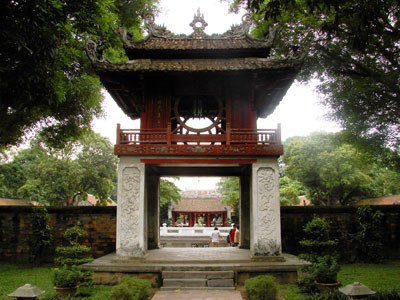 Văn Miếu - Quốc Tử Giám, được xây dựng vào năm 1070 thời vua Lý Thánh Tông và cũng là trường đại học đầu tiên của Việt Nam. Văn Miếu được xây để thờ Khổng Tử người sáng lập Nho giáo và Chu Văn An – người thầy đầu tiên của Quốc Tử Giám