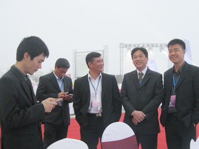 Anh Phước (giữa) trong thời gian đầu triển khai dự án Chính quyền điện tử tại Quảng Ninh. Ảnh: Lâm Thao.