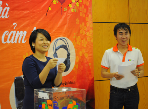 Phó GĐ Trung tâm chăm sóc khách hàng và MC Nguyễn Hoàng Chu Du ồ lên thích thú khi nhận ra một vị khách tham dự đã may mắn giành giải cao nhất.