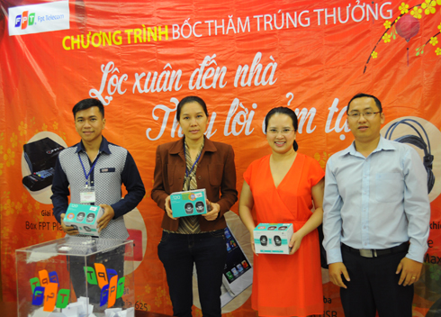 Anh Diệp Minh Hoàng trao 3 giải ba là loa USB Logitech S150.