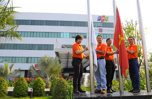 Tháng này, đội cờ FPT Online sẽ thực hiện nghi thức kéo cờ.