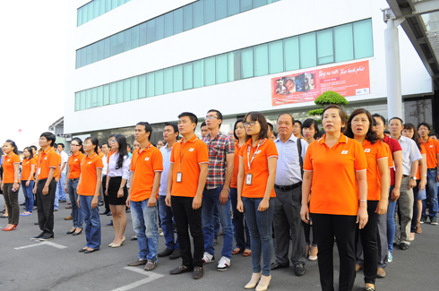 CBNV FPT Tân Thuận chào cờ định kỳ sáng thứ Hai tuần đầu tháng, bắt đầu từ tháng 10/2013. Mặt tiền tòa nhà mới được trưng banroll chương trình