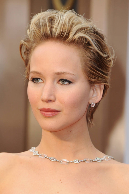 Jennifer Lawrence được đề cử giải diễn viên phụ xuất sắc nhât quyến rũ và thanh lịch với mái tóc pixie vuốt ngược và làn da tự nhiên đẹp hoàn hảo.