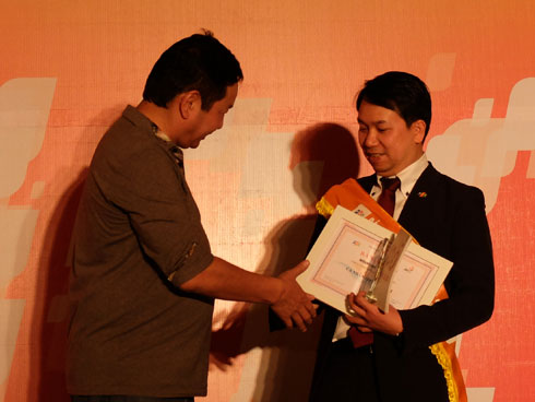 Chủ tịch FPT Trương Gia Bình đến muộn vẫn kịp tặng bằng khen và kỷ niệm chương cho các cá nhân xuất sắc.