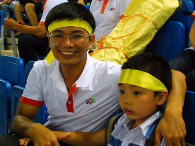 Anh Đỗ Văn Khắc cùng con trai. Ảnh: NVCC.