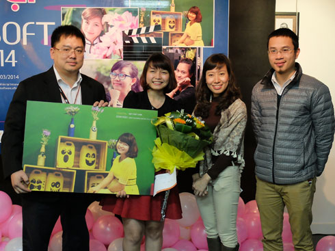 Trần Thị Hồng Nhung (thứ 2 từ trái sang) giành Ảnh Hậu FSOFT 2014. Bức ảnh của Nhung được BGK đánh giá rất tự nhiên.