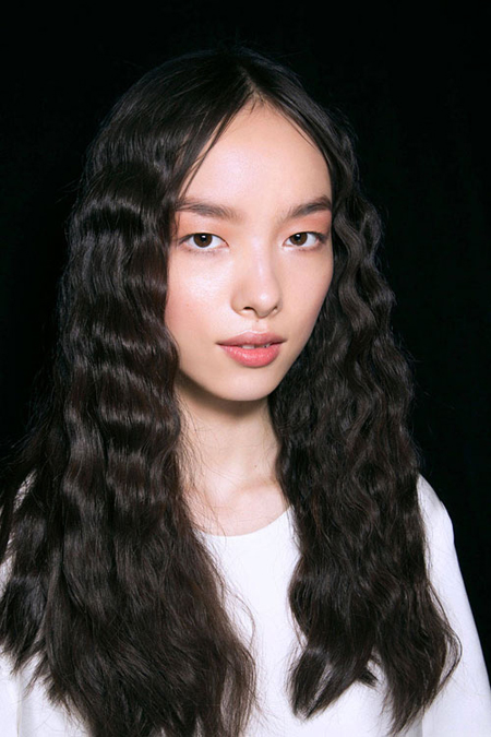 Nhất là khi bạn sử dụng máy uốn xoăn giả để tạo sóng thì mái tóc bẩn sẽ