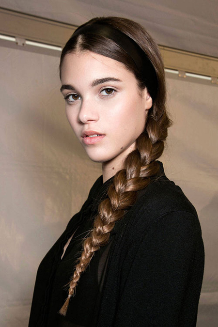 Tết tóc là cách đơn giản để giấu nhưng lọn tóc bẩn nhưng nếu bạn có nhiều tóc con thì cách tạo kiểu này có thể