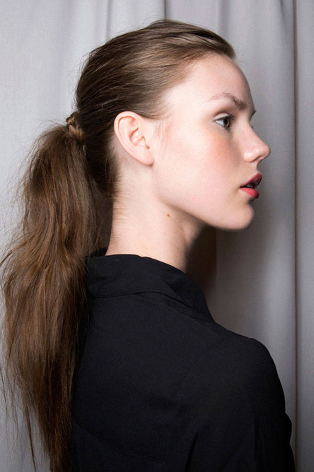 Tóc đuôi ngựa messy (rối) đem lại phong cách trẻ trung, năng động cho bạn gái và phù hợp với những trang phục cá tính kiểu tomboy. Bằng cách đánh rối phần chân tóc, bạn có thể giấu được các lọn tóc bết dính, đem lại vẻ tự nhiên cũng như giúp mái tóc trông dày dặn hơn.