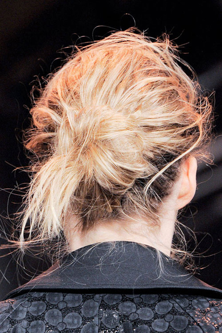 Các nút búi thường không chắc chắn, dễ bị tuột ra khi mái tóc suôn mượt và sẽ được cố định tốt hơn nếu giữa các lọn tóc có độ ẩm, kết dính với nhau. Với mái tóc búi thấp, khuôn mặt không bị già như tóc búi cao cổ điển và có thể hợp với nhiều phong cách thời trang.