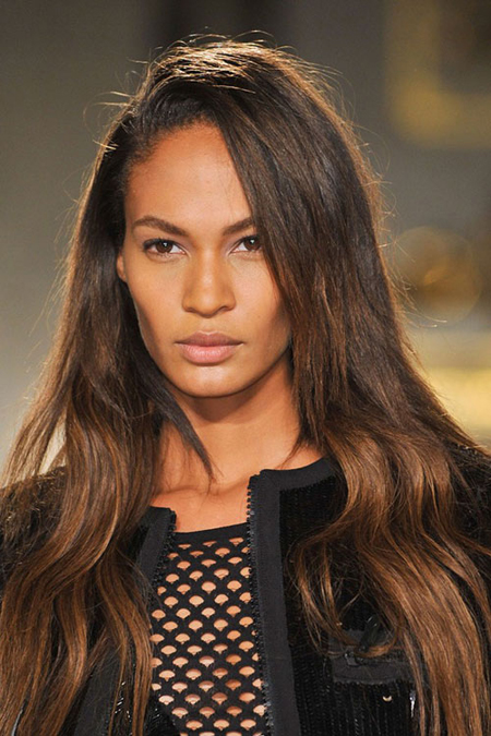 Các thợ làm tóc thường khuyên rằng nếu muốn tạo kiểu tóc sấy phồng hay bới tóc kiểu điệu đà, hãy thực hiện sau khi gội đầu 1-2 ngày. Vì mái tóc hơi bẩn sẽ dễ tạo độ phồng hơn so với mái tóc sạch vừa gội xong. Khi sấy, bạn cần kéo các lọn tóc lên cao và sấy vào phần chân tóc để tóc phồng tự nhiên.