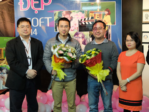 Chủ tịch FPT Software Hoàng Nam Tiến và Trưởng phòng truyền thông, cộng đồng FPT Software Lương Thanh Bình tặng hoa cho các nhà tài trợ.