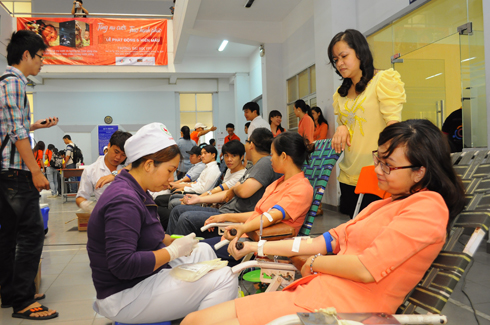 Các nữ cán bộ nhà trường cũng tham gia hiến máu.
