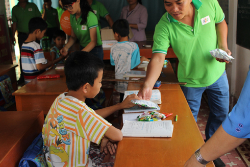 Anh Trần Lê Quốc Cường, Phòng Kinh doanh, tặng bánh cho trẻm em đang sinh hoạt tại Trung tâm.