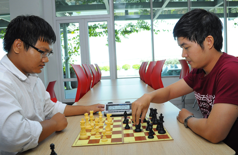 Anh Đặng Hiếu Hiền (phải), FPT Software, giành giải Nhất môn cờ vua. Anh