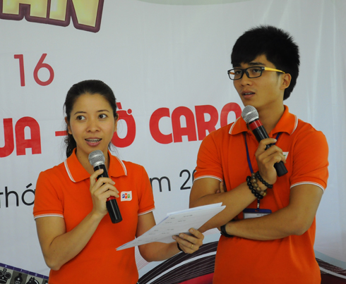 Chị Vân Hải và anh Phan Phước Nhật, FPT Telecom, đơn vị đăng cai giải, cùng công bố kết quả.