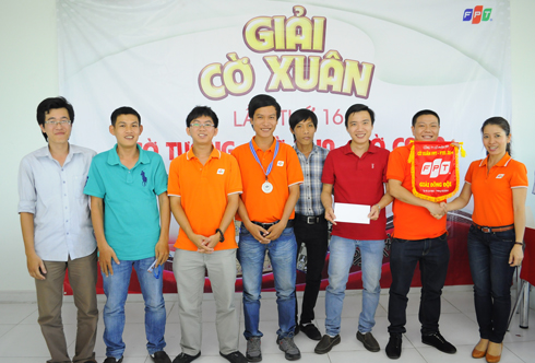 Chị Vân Hải trao giải đồng đội cho anh Trần Trọng Nghĩa, FPT Telecom.