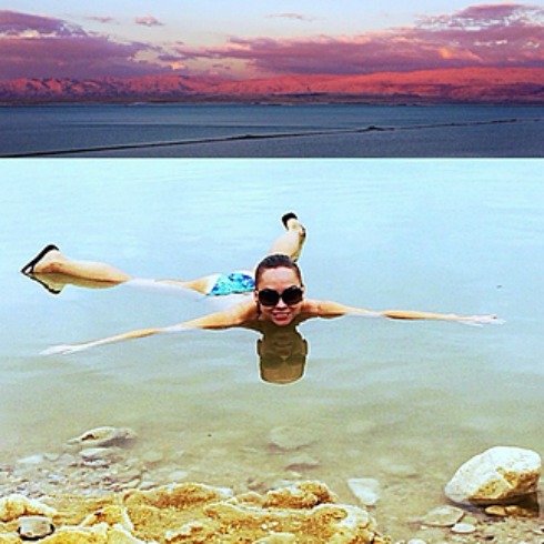 4. Biển Chết, Israel. Nếu thăm Israel mà chưa thử ngâm mình trong bùn giàu dưỡng chất và chụp một bức hình, trước khi nổi lềnh bềnh trên mặt nước Biển Chết là điều thiếu sót. Bạn không thể chìm do nước quá mặn.