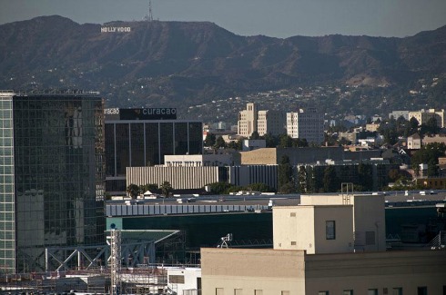Hollywood - Mỹ. Địa danh này là một khu của thành phố Los Angeles, California. Nơi đây được biết đến như một trung tâm lịch sử điện ảnh, Hollywood đại diện cho ngành giải trí và điện ảnh của Mỹ. Ngày nay, những ngành phục vụ cho công nghiệp điện ảnh của nước này cũng được mở rộng ra những vùng lân cận như Burbank và Westside, nhưng những ngành quan trọng như biên tập, kỹ xảo, hậu sản xuất và ánh sáng trong phim ảnh vẫn được duy trì tại Hollywood. Ảnh: imgur.