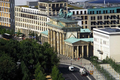 Cổng Brandenburg - CHLB Đức. Đây là cổng thành phố trước đây và là một trong những biểu tượng chính của thành phố Berlin. Cách cổng Bradenburg một khúc phố về phía bắc là Reichstag nơi Quốc hội Cộng hòa Liên bang Đức nhóm họp. Vua Friedrich Wilhelm II là người ra lệnh xây cổng như một biểu tượng của hòa bình. Carl Gotthard Langhans thiết kế. Việc xây cất kéo dài từ năm 1788 đến năm 1791 mới hoàn thành. Ảnh: imgur.
