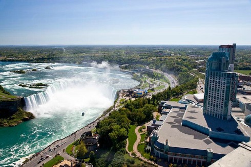 Cụm thác Niagara - Bắc Mỹ. Thác Niagara bao gồm 3 thác riêng biệt: thác Horseshoe (đôi lúc gọi là thác Canada), thác Mỹ và một thác nhỏ hơn gần đó là thác Bridal Veil. Dù thác không cao nhưng các thác Niagara rất rộng. Các thác này nổi tiếng vì vẻ đẹp và nguồn giá trị cho thủy điện Ảnh: imgur.