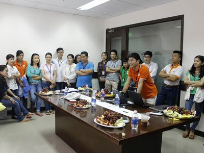 Phó TGĐ FPT Software Đỗ Văn Khắc tham gia giao lưu với các cán bộ QA trong chương trình. Ảnh: Hoàng Sơn.