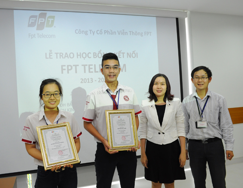 Sinh viên các trường lần lượt nhận học bổng từ FPT Telecom.