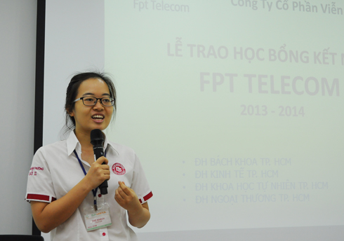 Nữ sinh Dương Vũ Thùy Giang, ĐH Ngoại thương TP HCM, chia sẻ cảm xúc khi được nhận học bổng.