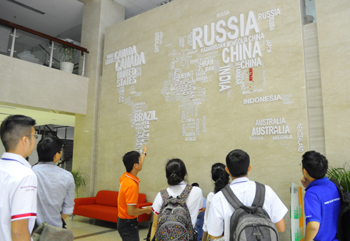 Các sinh viên tham quan tòa nhà FPT. Theo anh Hậu, FPT đang hiện diện tại 18 nước trên thế giới.