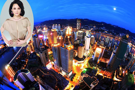 Trùng Khánh luôn không hổ danh là quê hương của các người đẹp với đại đa số phiếu bình chọn của các chàng trai Trung Quốc. Người ta lý giải, các cô gái Trùng Khánh đẹp nhờ thời tiết dễ chịu quanh năm ở đây. Vì thế mà thật dễ hiểu khi nữ diễn viên nổi tiếng Cbiz Tưởng Cần Cần người gốc Trùng Khánh lại vẫn sở hữu nét đẹp mặn mà như vậy dù đã kết hôn được 8 năm.