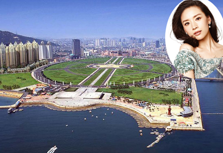 Thành phố cảng Đại Liên nằm ở phía bắc Trung Quốc luôn được công nhận là điểm hot về số lượng gái xinh. Những cô gái Đại Liên có thân hình cân đối và luôn tràn đầy sức sống. Đổng Khiết sinh ra và lớn lên ở Đại Liên chính là một trong số những biểu tượng được nhiều người ngưỡng mộ.