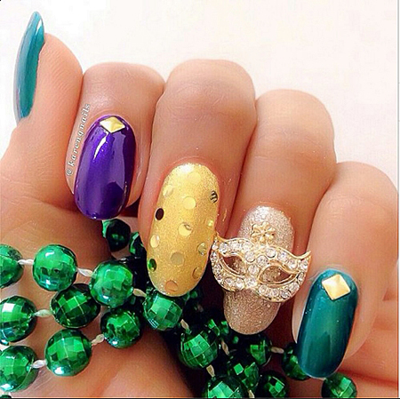 Phương pháp gắn đá lên nail luôn được lòng phái nữ bởi độ quý phái. Bên cạnh đó, bạn có thể quét sơn nhũ ánh kết hợp các móng trơn không họa tiết nhằm thêm nổi bật.