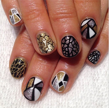 Kỹ thuật tạo kiểu nail họa tiết tổ ong bằng sơn nhũ ánh là gợi ý hoàn hảo cho những cô nàng thời thượng.