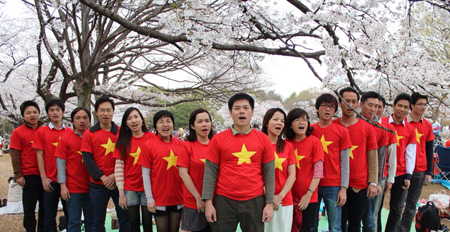 Dưới tán hoa anh đào, CBNV FPT Japan trong màu áo cờ đỏ sao vàng đã cùng ca vang bài hát “Tiến quân ca” - quốc ca Việt Nam