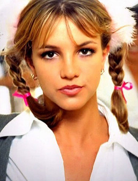 Tóc bện Pigtails: Britney để kiểu tóc này trong clip Baby One More Time.
