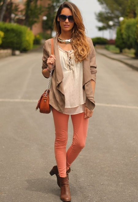 Quần jean màu cam pastel nên diện cùng đồ màu trung tính.