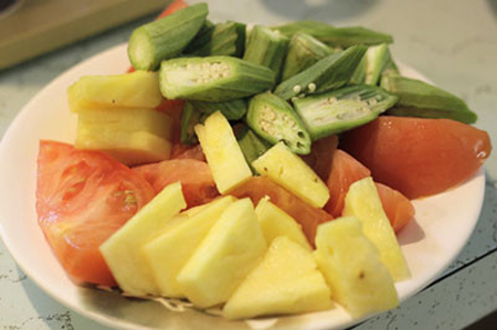 Sơ chế nguyên liệu.