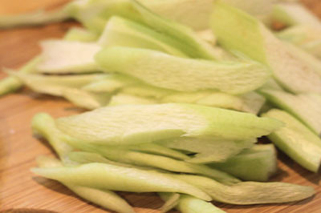 Sơ chế dọc mùng.